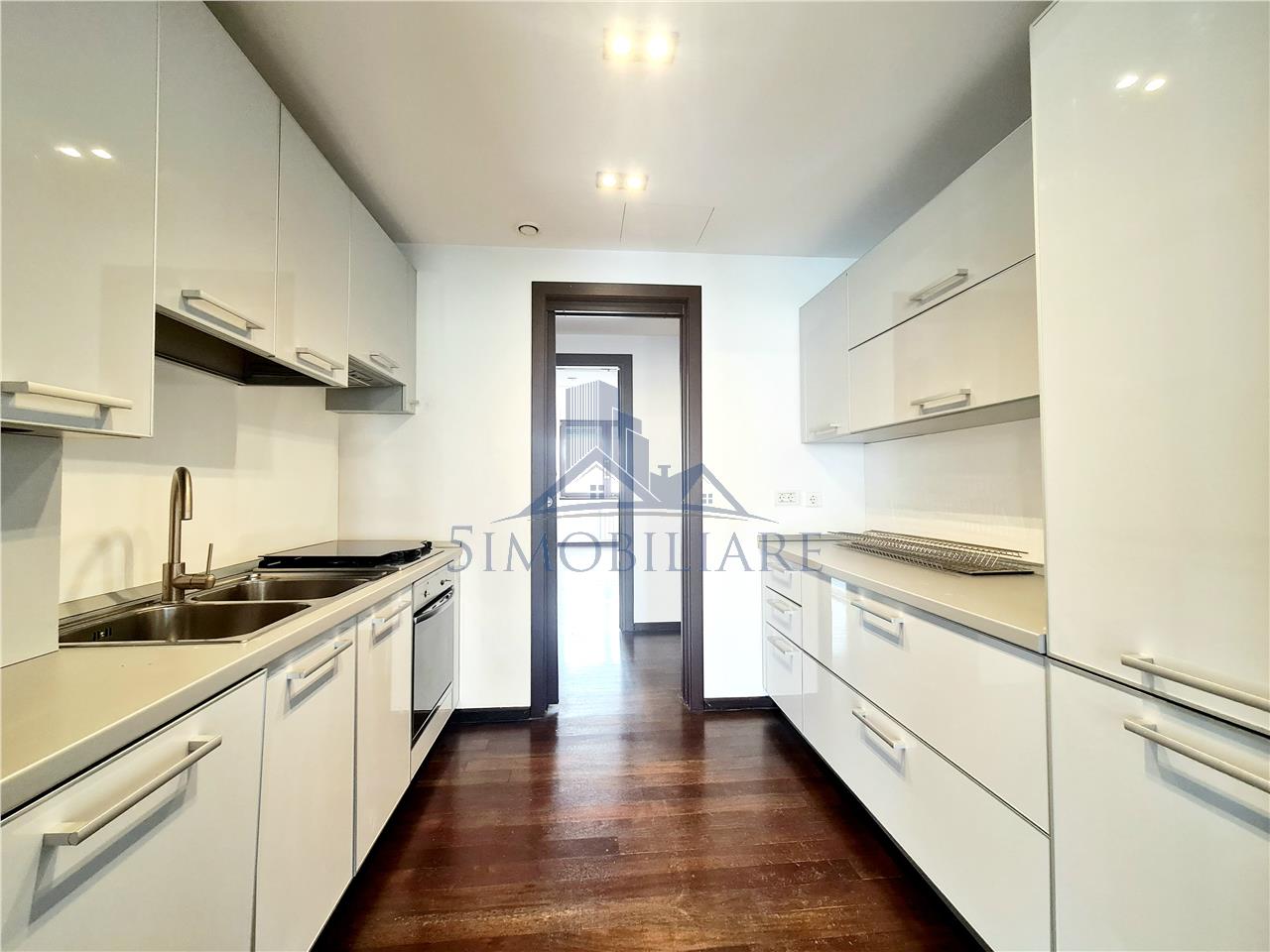 Premium location / 5 Rooms /220 sqm apartment for rent